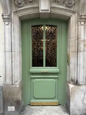 Porte 11 rue Viollet-le-Duc après travaux