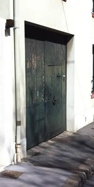 Porte cochère bruit avant restauration