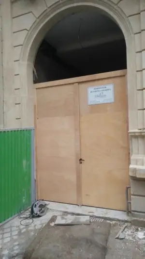 Porte cochère 111 rue de Longchamp porte déposée panneau ouvrant provisoire mis en place