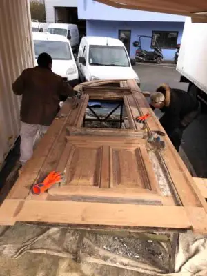 Porte cochère 111 rue de Longchamp décapage sur porte partiellement restaurée
