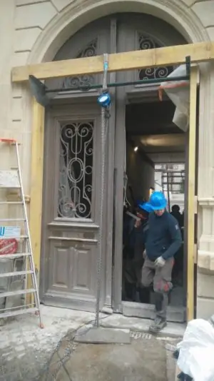 Porte cochère 111 rue de Longchamp, préparation de la dépose des deux vantaux