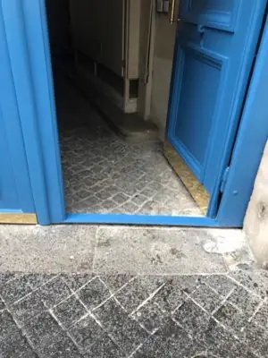 Porte cochère 19 rue des Feuillantines vantail portant le portillon avec seuil acier surbaissé