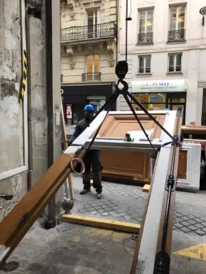Porte cochère monumentale 68 rue de la Chaussée-d’Antin en cours de repose