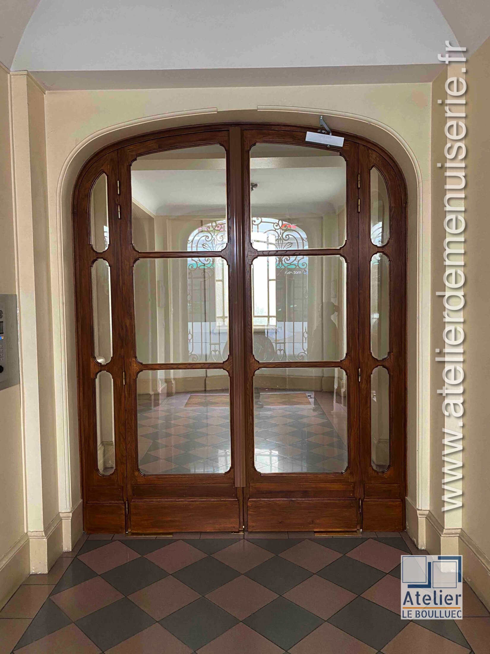2022 07 - PORTE SAS 46 RUE PIERRE FONTAINE P1 VUE EXT