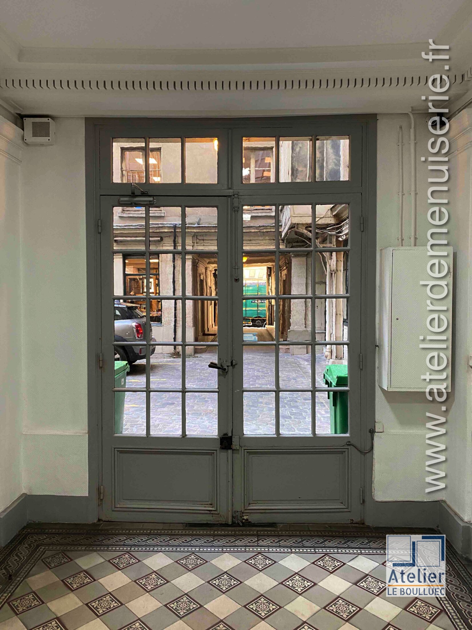 2022 12 - PORTE SAS SUR COUR VUE INT 10 RUE DE LOUVOIS AVANT REMPLACEMENT ETAT INITIAL