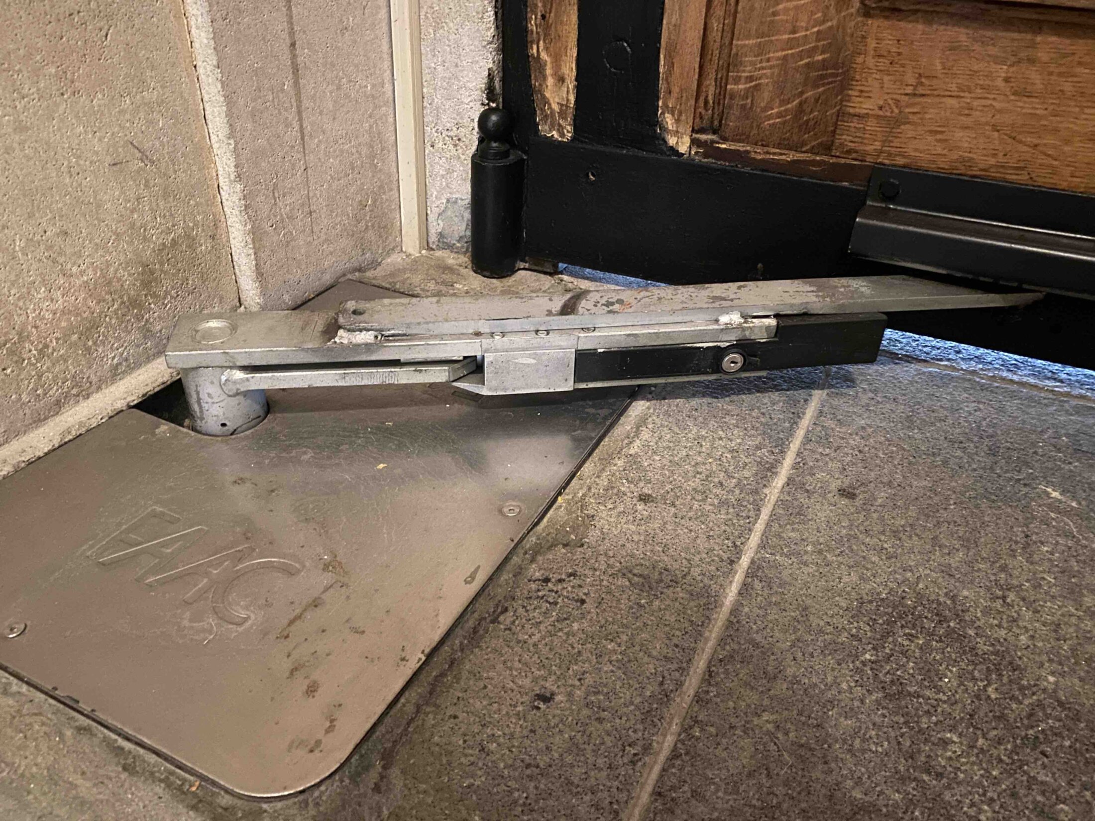 Motorisation Pivot De Sol Déportée Coté Intérieur Détail 2