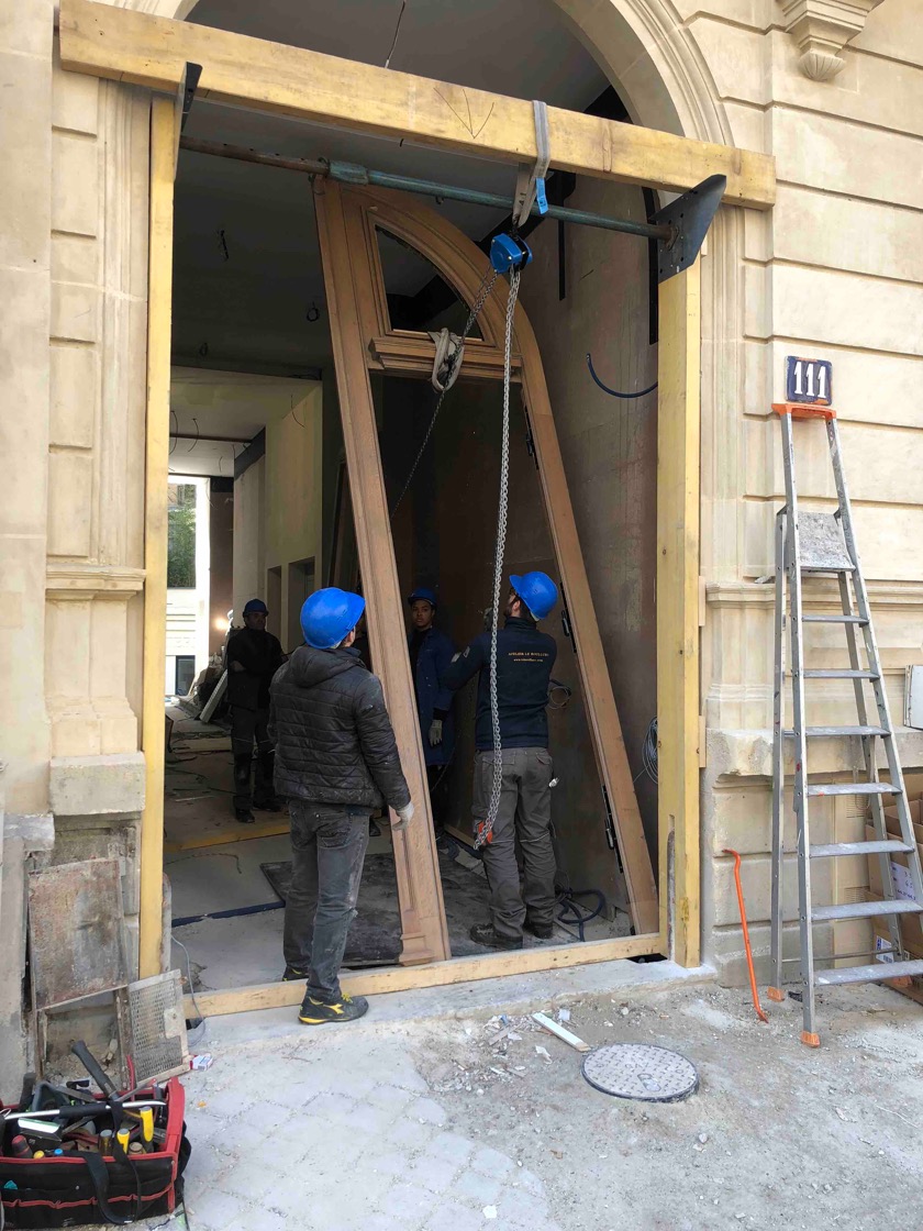 Porte Cochère 111 Rue De Longchamp - 19 : Repose Du Vantail Portant Le Portillon
