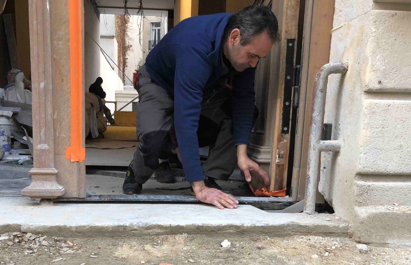 Porte Cochère 111 Rue De Longchamp - 20 : Pose De La Motorisation Des Grands Vantaux