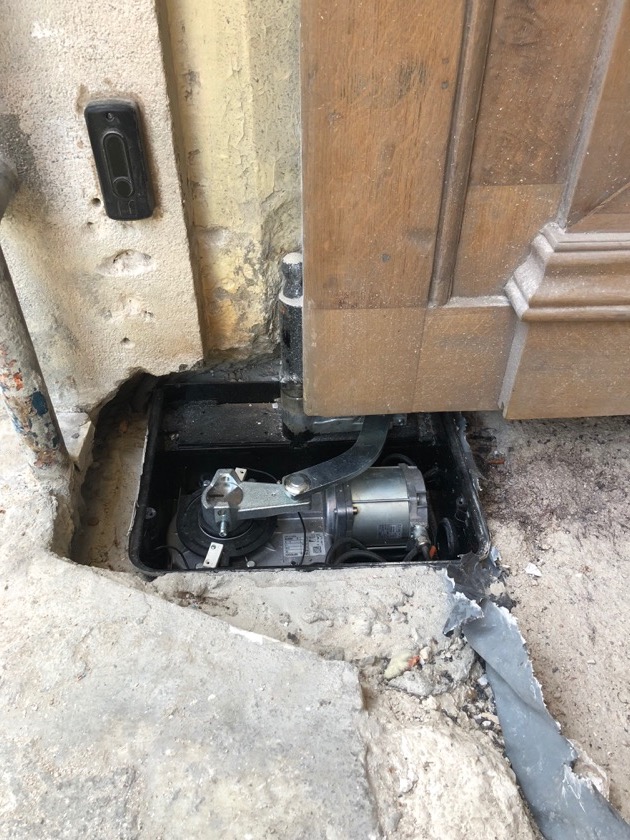 Porte Cochère 111 Rue De Longchamp - 22 : Motorisation Des Grands Vantaux Avant Pose Des Capots De Protection