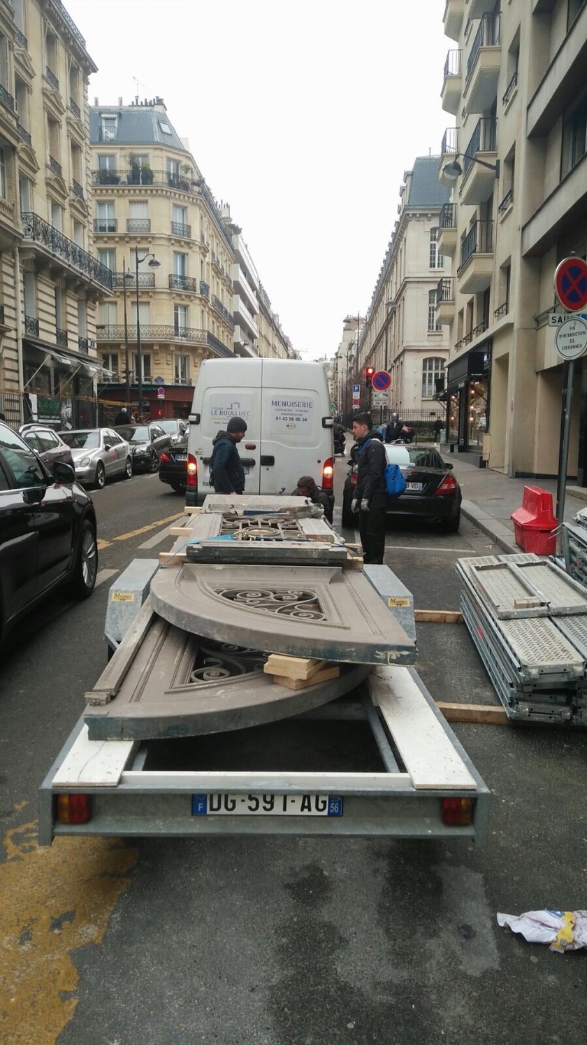 Porte Cochère 111 Rue De Longchamp - 3 : Les Deux Vantaux Sont Chargés Prêts A Partir En Atelier Pour Remise En état