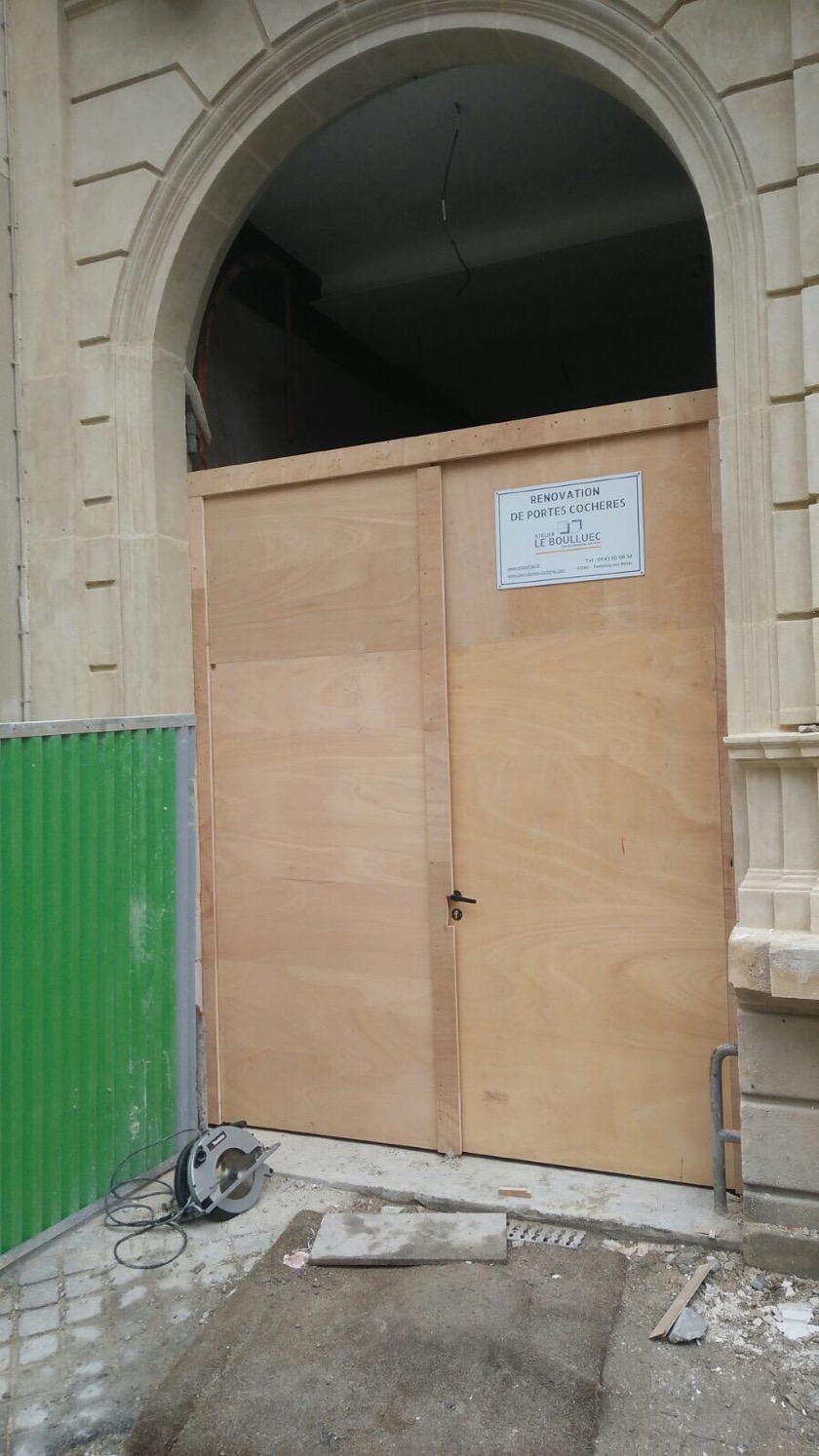 Porte Cochère 111 Rue De Longchamp - 5 : Porte Déposée, Panneau Ouvrant Provisoire Mis En Place