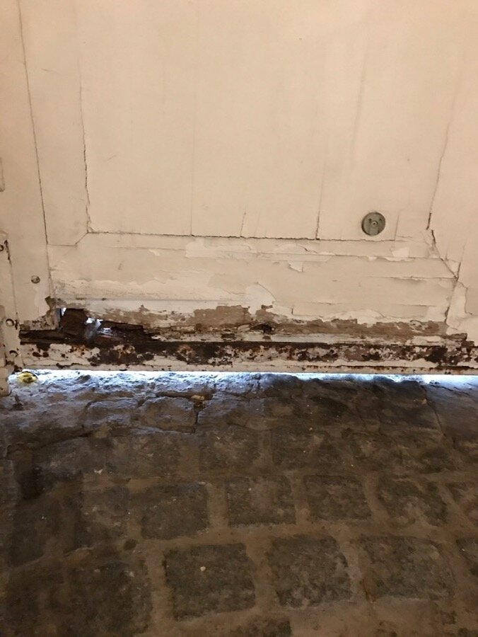 Porte Cochère 19 Rue Des Feuillantines Photo 2 - Détail Endommagement En Partie Basse