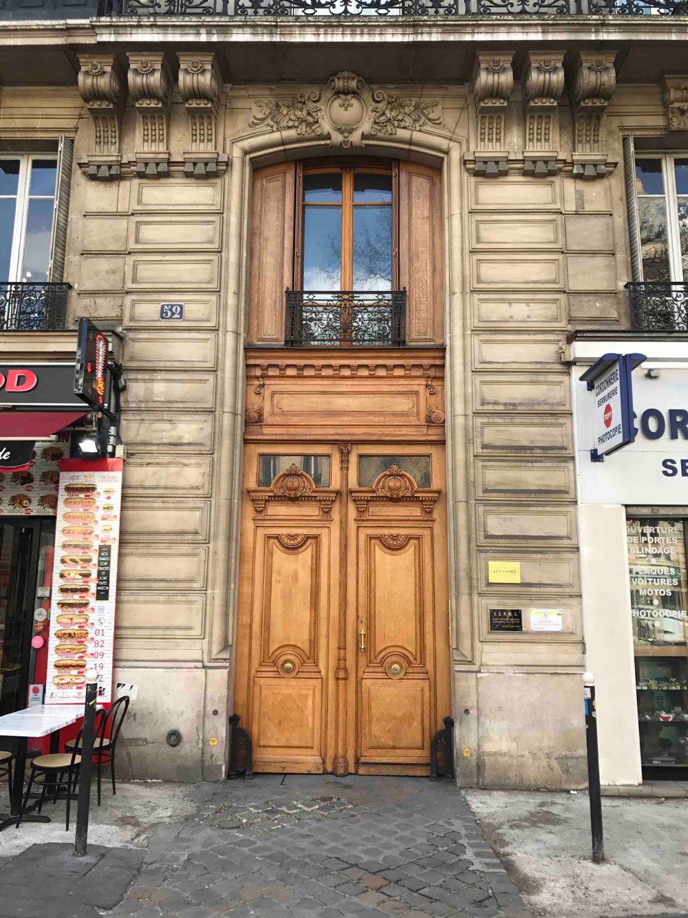 Porte Cochère Avec Baie D\'entresol Magnifiquement Lasurée - 52 Avenue De La République - Paris 11 