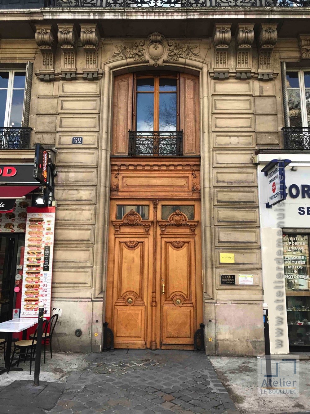 Porte Cochère Avec Baie D\'entresol Magnifiquement Lasurée - 52 Avenue De La République - Paris 11 