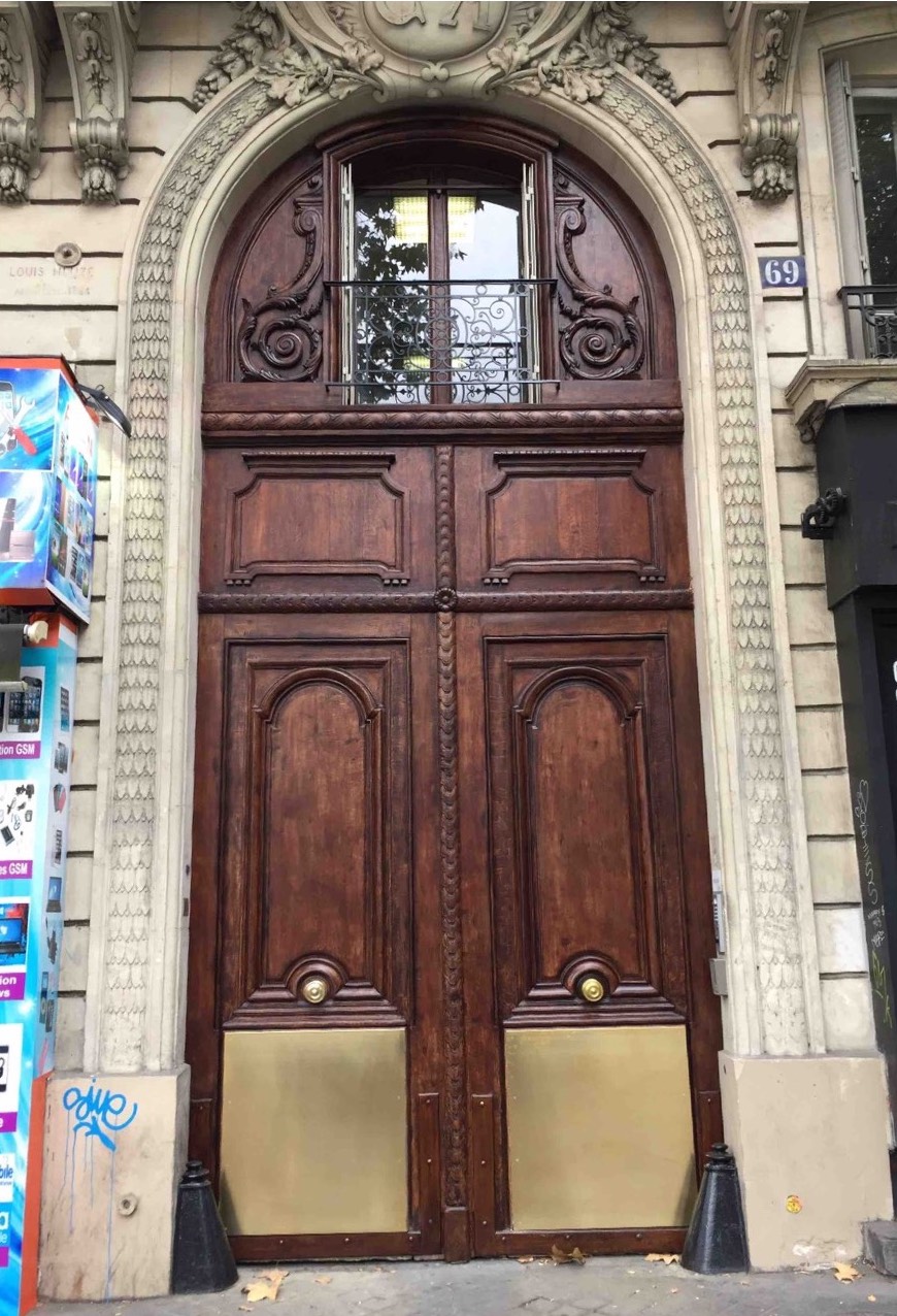Porte Cochère Avec Parquet Protégé Par Un Grand Parement Laiton - Paris 