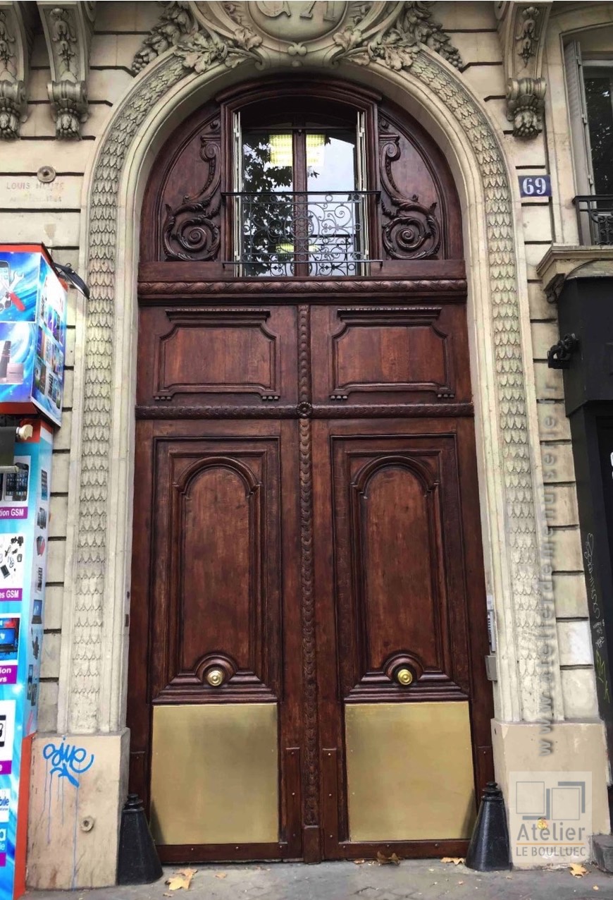 Porte Cochère Avec Parquet Protégé Par Un Grand Parement Laiton - Paris 