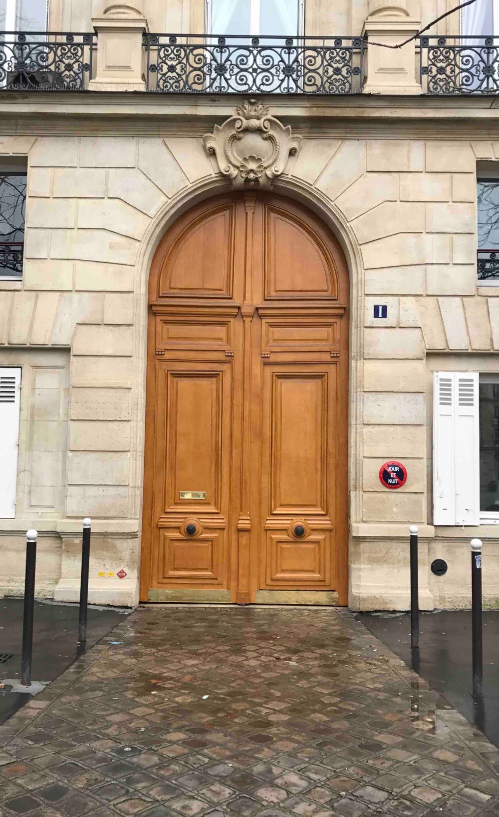 Porte Cochère Monumentale à Voûte En Plein Cintre En Encadrement à Refends - 1 Place Wagram - Paris 17