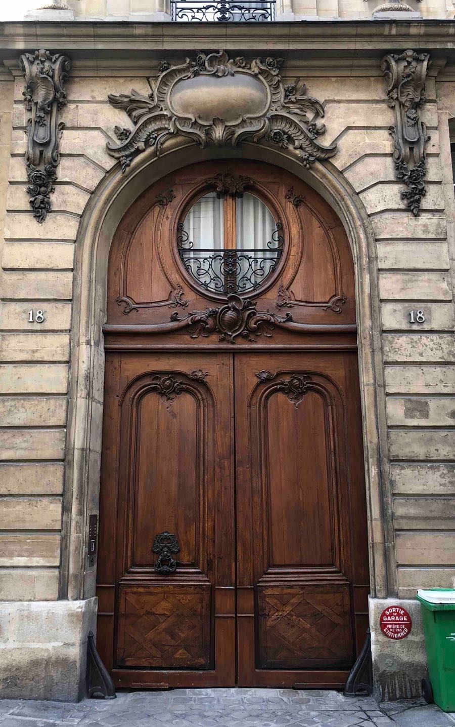 Porte Cochère Style Louis XV Avec Baie D\'entresol Ovale - 18 RUE DU CHERCHE MIDI PARIS 6