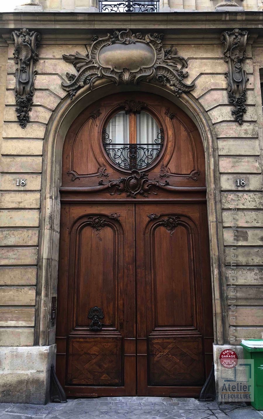 Porte Cochère Style Louis XV Avec Baie D\'entresol Ovale - 18 RUE DU CHERCHE MIDI PARIS 6