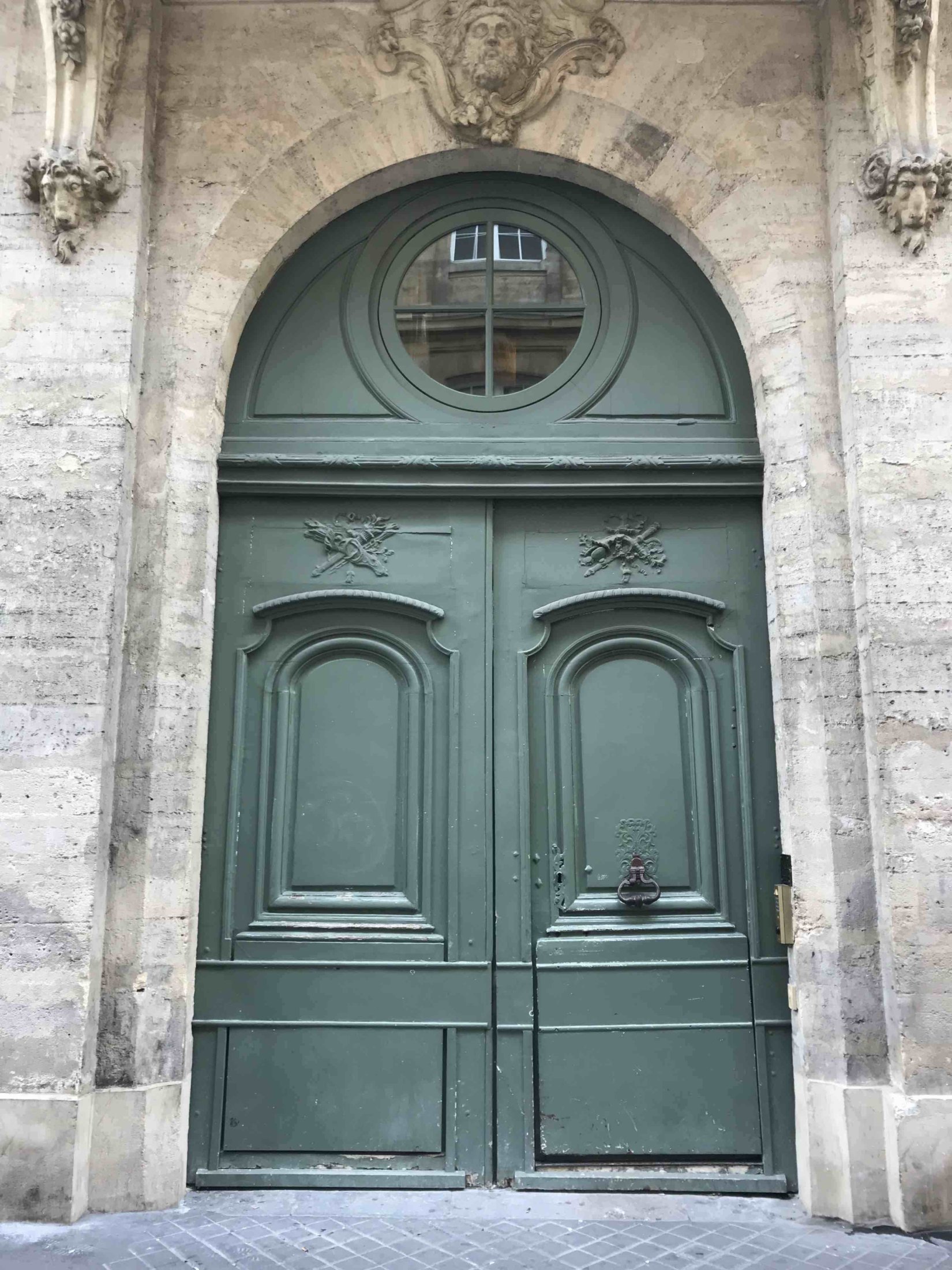 Porte Cochère Style Louis XV Avec Baie D\'entresol Ronde - 52 RUE SAINT ANDRE DES ARTS