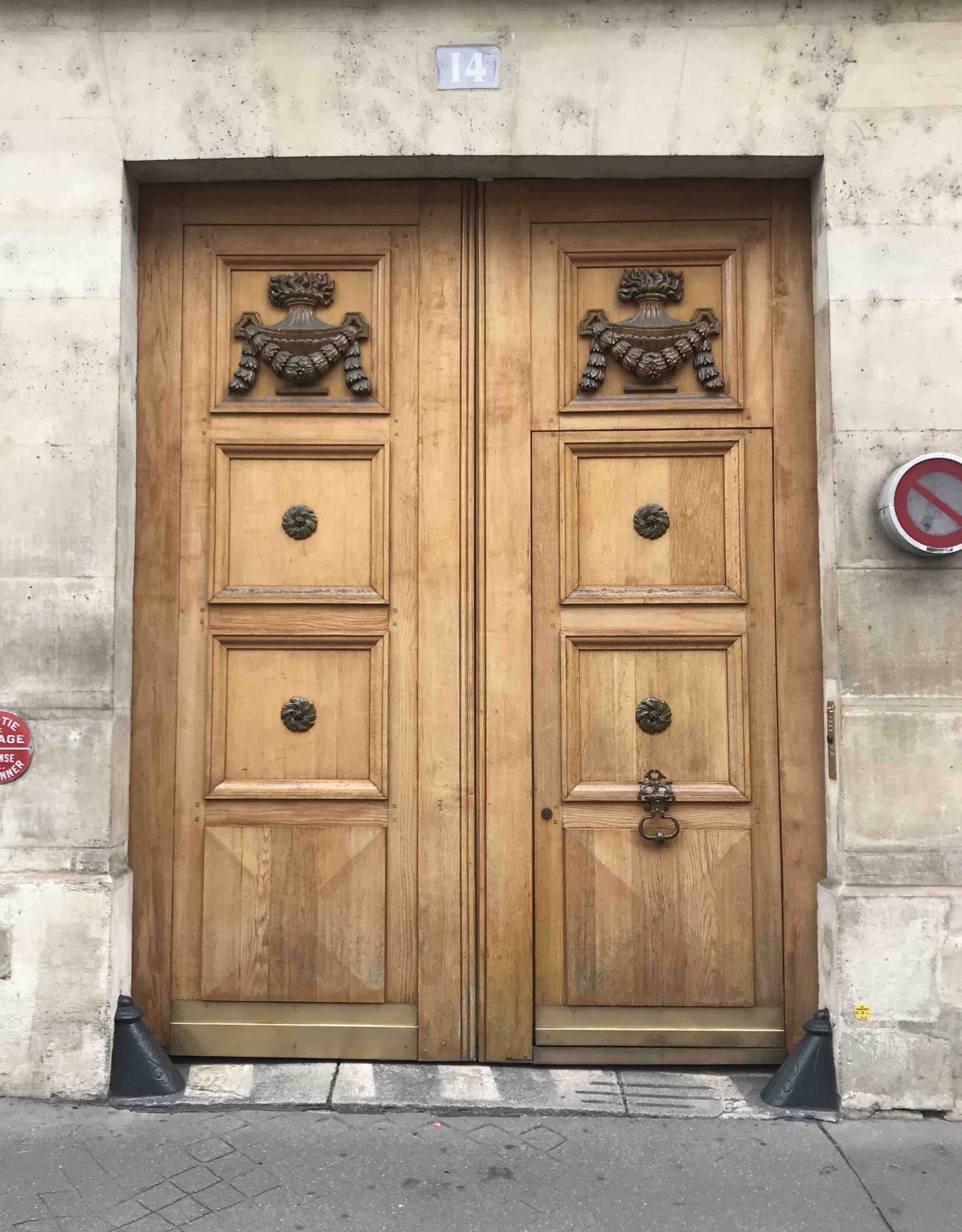Porte Cochère Style Restauration Avec Décor En Fonte - 14 RUE JEAN GOUJON