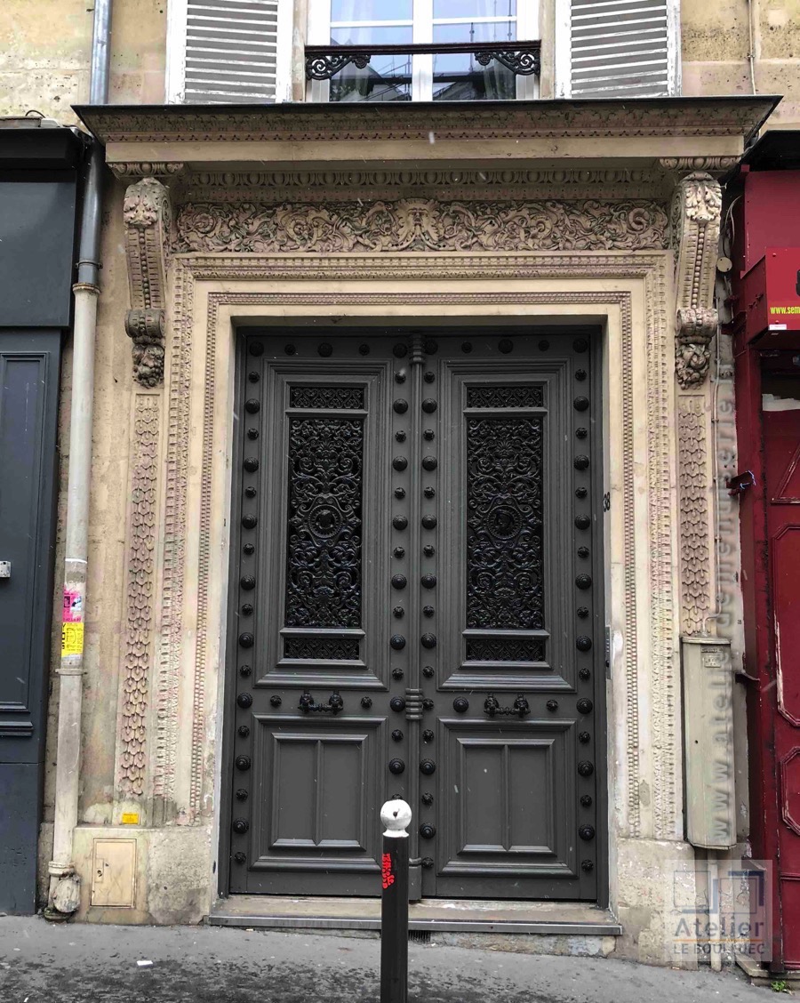Porte Cochère Style Restauration Avec Motifs Et Grilles En Fonte - 38 RUE ND DE LORETTE