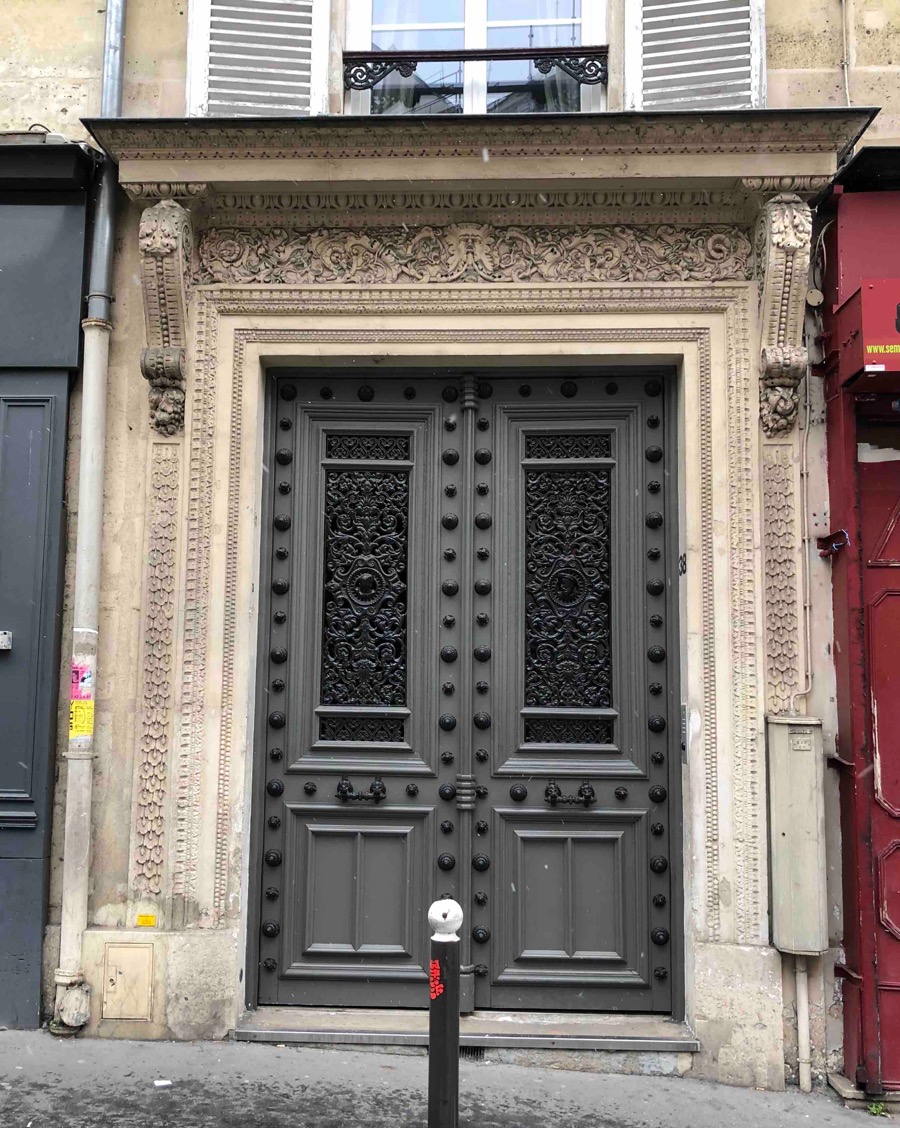 Porte Cochère Style Restauration Avec Motifs Et Grilles En Fonte - 38 RUE ND DE LORETTE