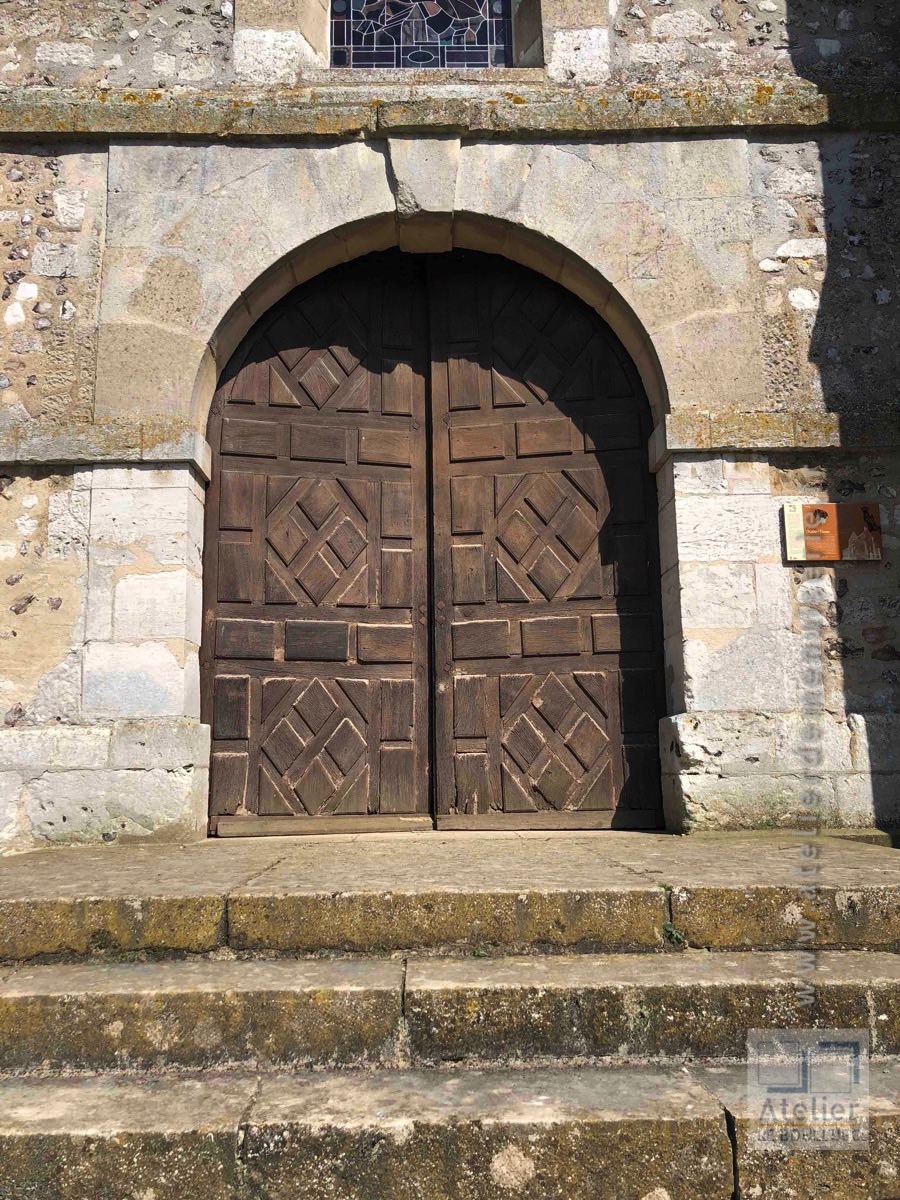 Porte De L\'église De Tourny XVIIeme Siecle Vue Extérieure
