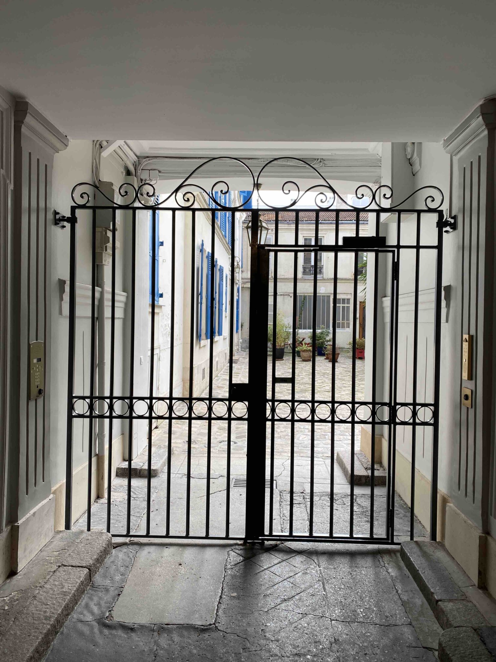 Porte Sas Grille - 71 Rue Du Commerce - Paris 15