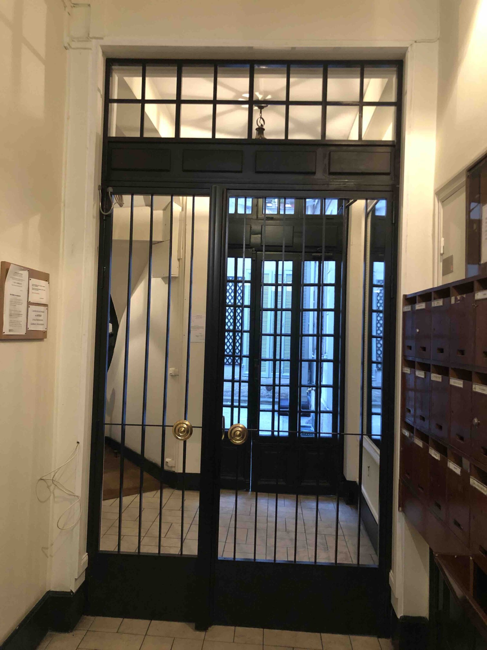 Porte Sas Grille 23 Rue Du Bac Vue D'ensemble