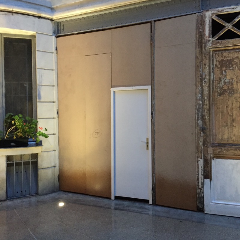 Portes Garages 3 Av Foch Paris 16 - 03 Déposées Remplacées Par Panneaux Provisoires