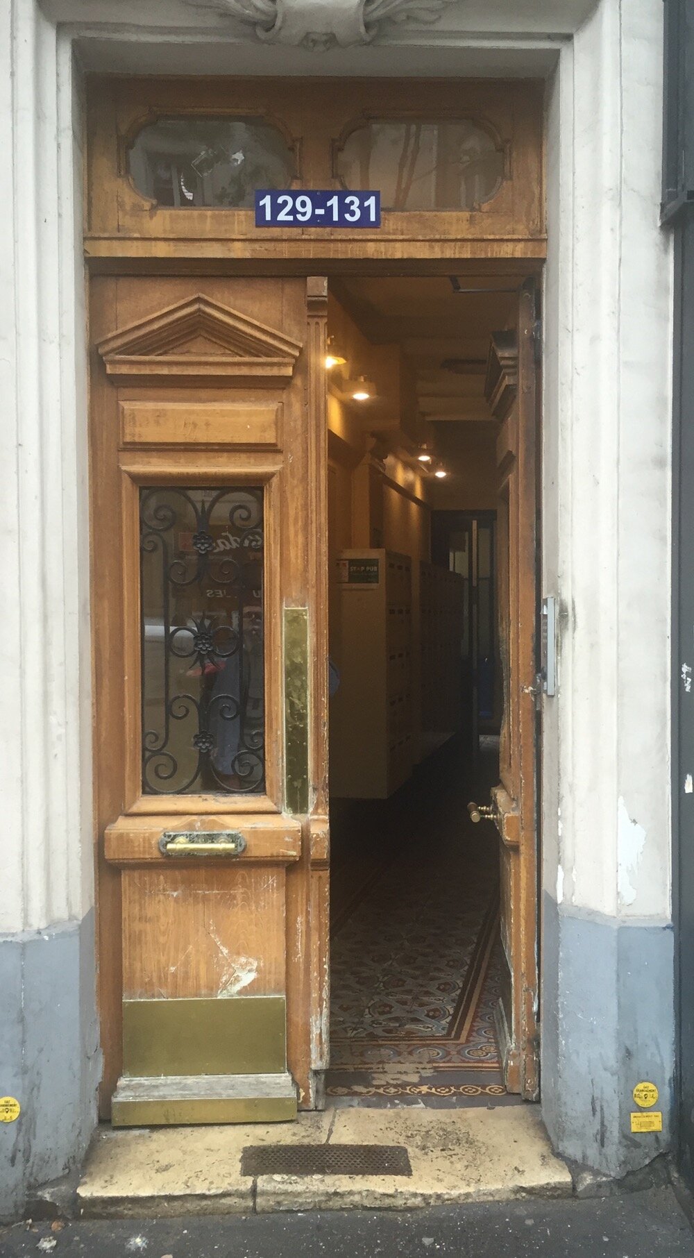 Porte Chêne Moulurée Sur Rue 129 Av De Saint Ouen (01) Etat De La Porte Ancienne