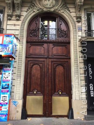 Porte Cochère Avec Parquet Protégé Par Un Grand Parement Laiton - Paris 